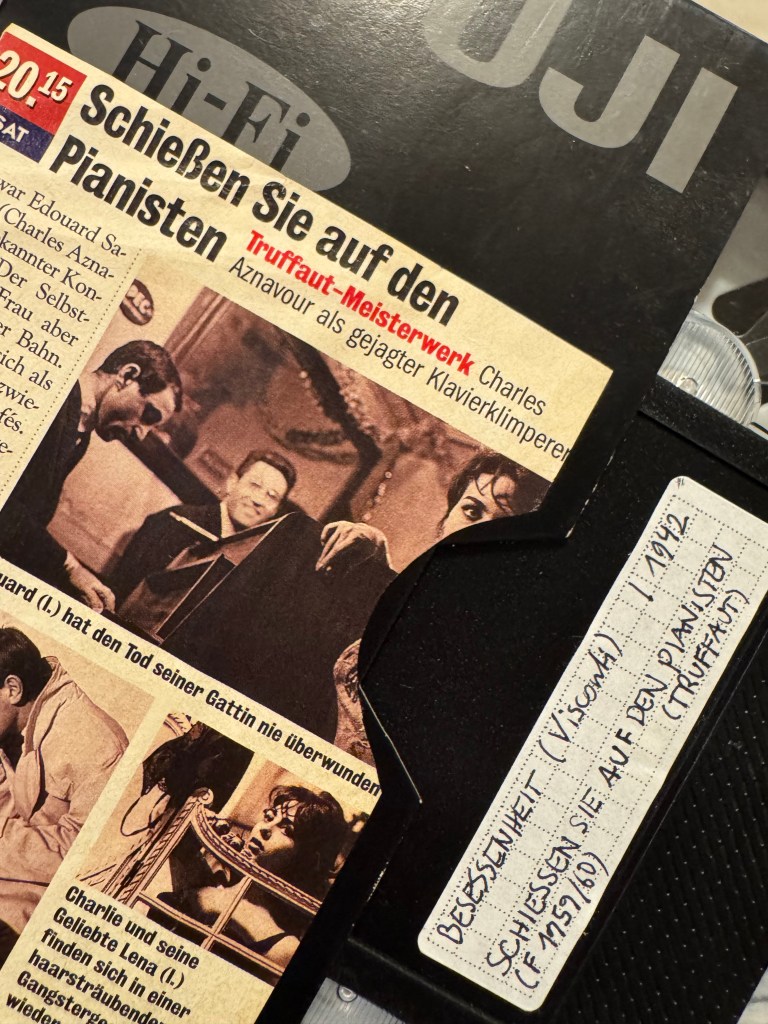 Eine alte Zeitschrift mit Artikeln über den Film 'Schießen Sie auf den Pianisten' von François Truffaut, einschließlich Bildern von Charakteren und Handlung.