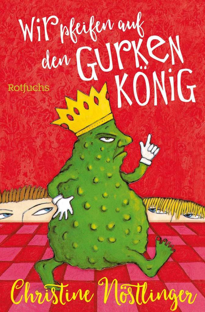 Buchcover von 'Wir pfeifen auf den Gurkenkönig' mit einem grünen, knubbeligen Gurkencharakter in einer königlichen Pose, der eine Krone trägt. Der Hintergrund ist rot mit einer schachbrettartigen Bodenansicht und angedeuteten Gesichtern.